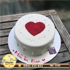 Bánh kem phủ sô viền-tim đỏ giữa đơn giản tặng bạn