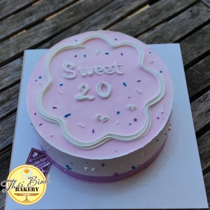 Bánh kem đơn giản nền tím cắm chữ HPBD tặng bạn