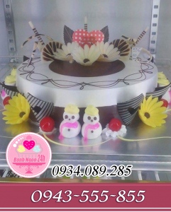 Bánh kem nghệ thuật trang trí hoa socola vàng