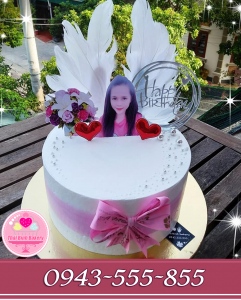 bánh phụ kiện cao 10cm in ảnh bạn gái với đôi cánh thiên thần