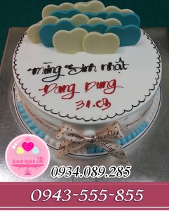 Bánh tròn phủ kem tươi trang trí trái tim fondant