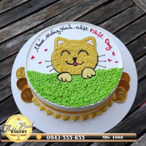 Bánh kem vẽ mèo vàng đơn giản trên thảm cỏ