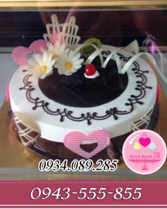 Bánh kem nghệ thuật trang trí socola trái tim hoa