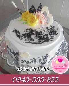 Bánh kem  trang trí 8 cạnh vẽ hoa văn, gắn hoa sô cô la