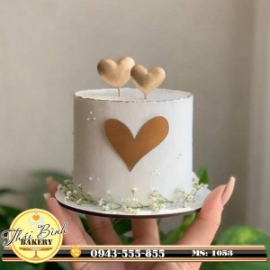 Bánh kem đơn giản cắm tim vàng gắn chân hoa baby tặng bạn